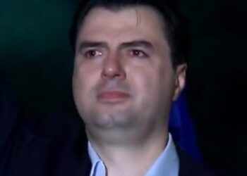 Bashës po ia lypin të gjithë dorëheqjen, ai sheh…videot e Zelenskyt dhe refuzon!