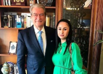 FOTOT/ Protesta merret peng nga “Shtëpia e Lirisë”, në podium dalin njëri pas tjetrit ithtarët e Berishës. Emrat