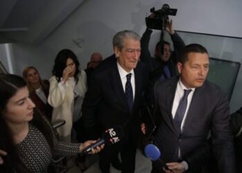 Alibeaj do dorëzojë selinë e PD? Berisha futet në zyrën e Gazment Bardhit, nisin bisedimet