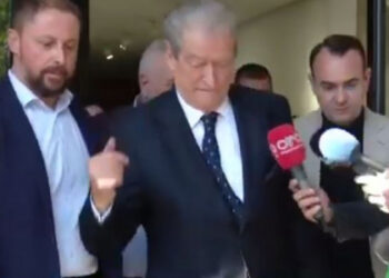 “E jona, s’ka!”/ Berisha mbërrin në selinë e PD, “Rithemelimi” takim me Bardhin dhe Alibeajn