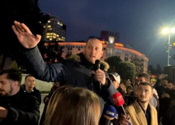 Ironia e “sozisë” së Edi Ramës në “Portokalli”: Falenderoj sponsorat rusë që na mundësuan daljen në protestë