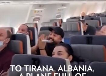 Prestigjozja amerikane publikon videon: Në avionin që udhëtonte drejt Shqipërisë ndodh një ngjarje e bukur