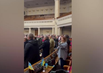 VIDEO/ Deputetët ukrainas mblidhen fshehurazi në Parlament dhe këndojnë himnin. Miratojnë ligjin: Qytetarët lejohen të armatosen