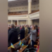 VIDEO/ Deputetët ukrainas mblidhen fshehurazi në Parlament dhe këndojnë himnin. Miratojnë ligjin: Qytetarët lejohen të armatosen
