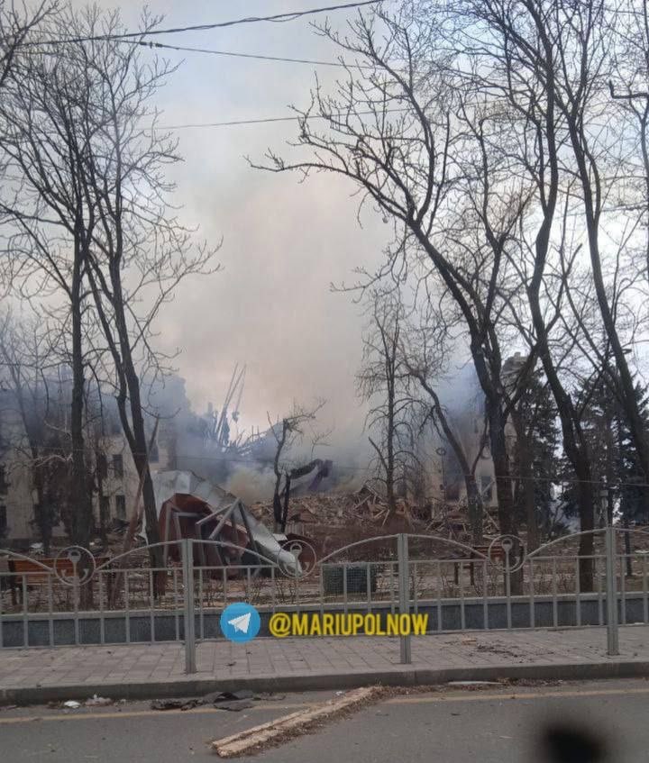 FOTO / Bombardimet rrafshojnë teatrin në Mariupol, gazetari: Ky është de-nazifikimi? Të q*** Rusinë