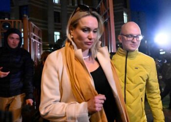 Protestoi kundër luftës, gazetarja ruse akuzohet si spiune britanike: Tradhtoi atdheun e saj, para ngjarjes pati një telefonatë…!