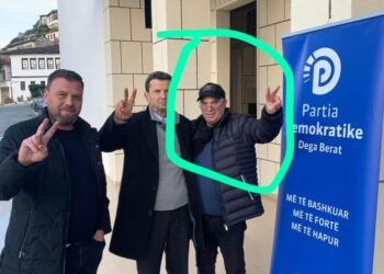 Fotot/ Ish-kryetari i PD në Berat (pjestar i Foltores) organizon protestën bllokuese në qytet dhe ofendon