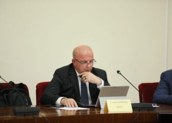 Deputeti i PD: Duhet ‘armëpushim’ mes demokratëve!
