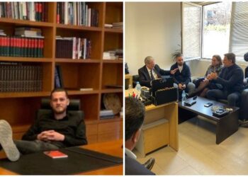 FOTO/ Ithtarët e Berishës ‘pushtojnë’ zyrën e Bashës, tallet militanti me këmbët mbi tavolinë: Gjeta një tabelë shumëzimi të pluhurosur