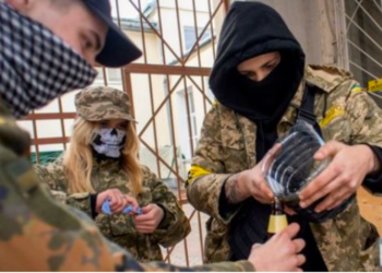 FOTOT/ “Këtu i pret makthi”! Ukrainasit përgatisin 10 mijë koktej molotov: Gati t’ua hedhim rusëve