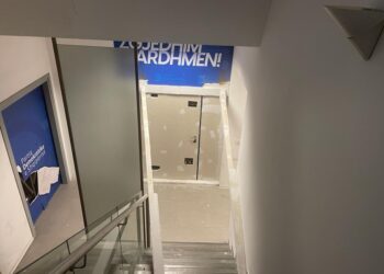 FOTOT/ Zyrat e boshatisura, hyrja qendrore e selisë së PD e bllokuar nga dera e blinduar