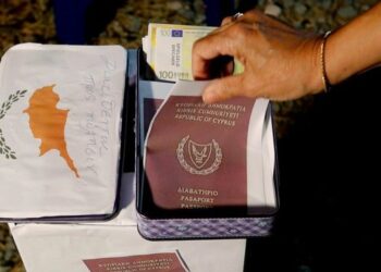 Sanksionet ndaj Rusisë/ Komisioni Europian, kritika disa vendeve anëtare: Mos i jepni rusëve “pasaporta të arta”