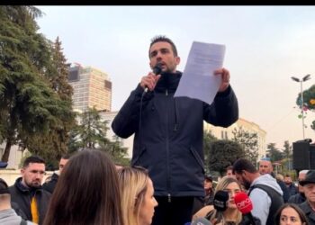 Pjesëmarrje e ulët/ Pezullohet protesta: Paraqesim sot kërkesat tona dhe rikthehemi në marshim të shtunën