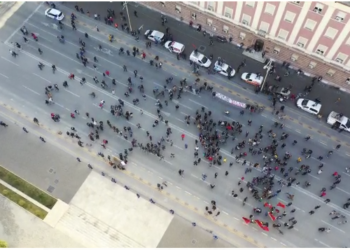 VIDEO/ Pamje nga lart: Rritja e çmimeve, ja sa qytetarë ka në protestën para Kryeministrisë