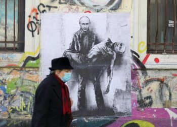 FOTO/ “Putin mban në duar trupin e tij të vdekur”! Mesazhi i pikturës murale në Sofje frymëzohet nga lufta në Ukrainë