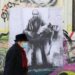 FOTO/ “Putin mban në duar trupin e tij të vdekur”! Mesazhi i pikturës murale në Sofje frymëzohet nga lufta në Ukrainë