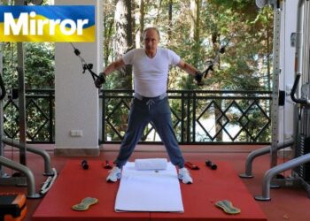 FOTOT/ Moda e shtrenjtë e presidentit rus që pretendon se jeton me një rrogë modeste shteti: Nga koleksioni i orëve luksoze, veshjet deri tek ‘pallati i Putinit’