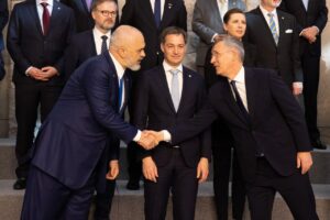 FOTOT/ Rama në samitin e NATO-s për Ukrainën, momenti kur shtrëngon duart me presidentin francez dhe Stoltenberg