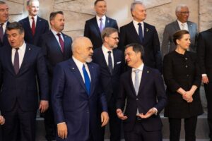 FOTOT/ Rama në samitin e NATO-s për Ukrainën, momenti kur shtrëngon duart me presidentin francez dhe Stoltenberg