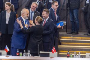 FOTOT/ Rama në samitin e NATO-s për Ukrainën, momenti kur shtrëngon duart me presidentin francez dhe Stoltenberg