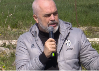 VIDEO/ Para kryeministrisë protesta, Rama takohet me fermerët: Të bashkuar në shitje është sekreti i suksesit. Bujqësia…!