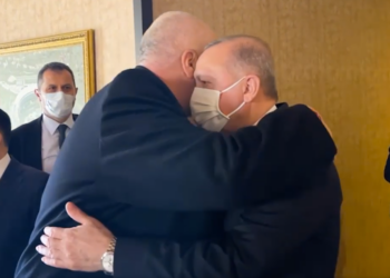 VIDEO/ Rama në forumin diplomatik të Antalias, ja momenti i përqafimit me presidentin turk Erdogan