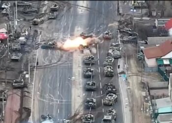 Të tjera pamje nga Ukraina, guerrilasit bëjnë shkrumb e hi autokolonën ruse (VIDEO)