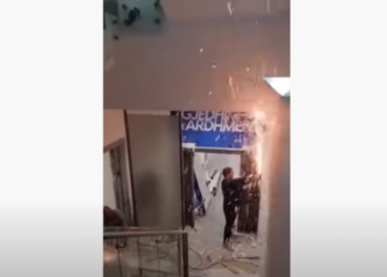 PD/ Nis çmontimi i dyerve të blinduara në selinë blu