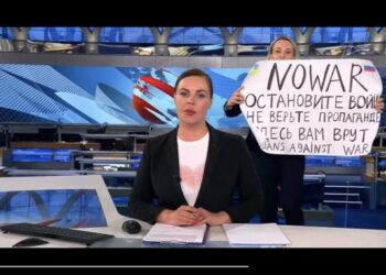 FOTO/ Surpriza e pakëndshme për Putin, me pankartë në duar protestuesja ndërpret edicionin kryesor të lajmeve në kanalin pro-qeveritar: Mos besoni propagandën
