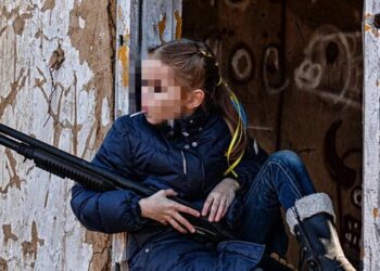 Armën në krah dhe lëpirësen në gojë/ Ish presidenti i KE shpërndan foton e vogëlushes ukrainase. Babai: Ju lutemi mos i tregoni asaj …!