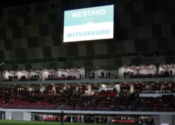 Lufta me Rusinë/ Tifozët shpalosin banderolën në Air Albania në derbin Tirana-Partizani: Jemi me Ukrainën