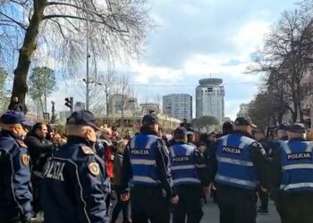 Protestuesit bllokojnë kryqëzimin te Myslym Shyri, rrethohen nga policët