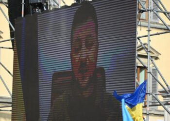 Qindra mijëra evropianë ngrihen në protesta kundër luftës në Ukrainë
