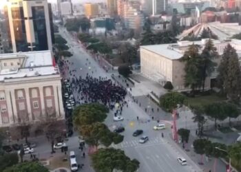 VIDEO: Pamje nga droni, ja pjesëmarrja e qytetarëve në protestë në orën 17:30
