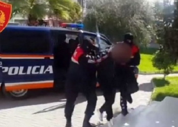 “Donte ta vriste për shkak të borxhit”/ Me kapuç dhe thikë me vete, arrestohet 63-vjeçari në pragun e shtëpisë së një gruaje!