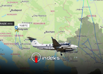 VIDEO/ Dy orë mbi qiellin e Kosovës, shihni lëvizjet e çuditshme të avionit serb