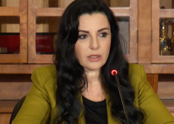 Anija me flamurin rus në Porto Romano/ MIE sqaron qytetarët