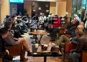 FOTO/ Berisha i “rrëmbeu” selinë e PD, Basha mbledh në kafe demokratët e Dajtit dhe degës 8 Tiranë