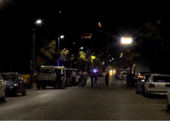 “I hodhi shishen e benzinës”/ Lëvizte me biçikletë, tentohet t’i vihet flaka një makine në afërsi të Bashkisë Tiranë