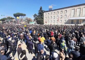 Çadrat pa Lulin: Skenaret që po përfliten për ‘protestën qytetare’