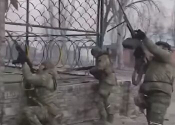 VIDEO/ Ushtarët çeçenë të pashpirt, qëllojnë drejt banesave me civilë në Ukrainë