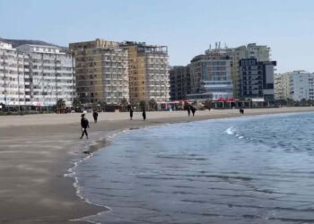 Ekspertët shpjegojnë fenomenin që shqetësoi shqiptarët: Deti është tërhequr 15 centimetra, shkak…