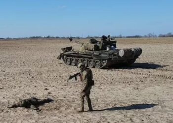 FOTO/ Momenti kur ushtari rus dorëzon tankun tek kundërshtarët: Dua 10.000 euro dhe nënshtetësi ukrainase