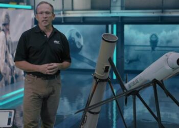 FOTOT/ ‘Droni-kamikaz’ i SHBA drejt Ukrainës: Peshon 3 kg dhe mbahet në çantë