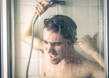 Kohë krize! Ja tre ndryshime që duhet të bëni në dush për të kursyer para