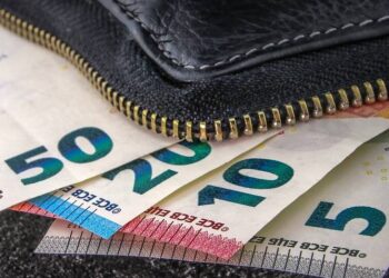 Shqiptarët nuk ikën dot jashtë/ Vendit i mbetën 840 milionë euro neto nga turizmi