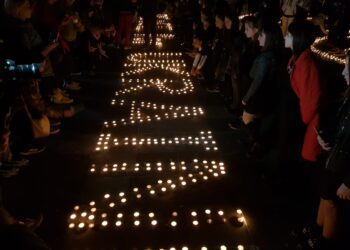 FOTO/ Dhjetëra qytetarë në sheshin “Skënderbej”, ndezin qirinj dhe homazhe për jetët e humbura nga lufta në Ukrainë