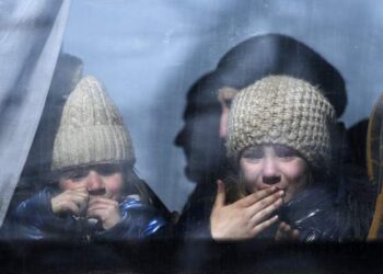 FOTO/ Pamje të trishta nga Mariupoli, fëmijë që largohen për t’i shpëtuar sulmeve
