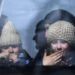 FOTO/ Pamje të trishta nga Mariupoli, fëmijë që largohen për t’i shpëtuar sulmeve