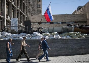 VIDEO+FOTO/ Qyteti ‘kyç’ për Moskën,  gjithçka e shkatërruar në zonën e parë të pushtuar në Ukrainë. Blindat ruse rrethojnë zonën